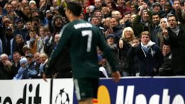 CRISTIANO:
 EL ENEMIGO DEL ETIHAD. Cristiano fue el enemigo n&uacute;mero uno de la afici&oacute;n del City. Ayer no le perdonaron su pasado como jugador del United y cada vez que toc&oacute; el bal&oacute;n fue abucheado. El portugu&eacute;s estuvo cerca de marcar su segundo gol en el Etihad, pero Nastasic sac&oacute; en la l&iacute;nea el bal&oacute;n.