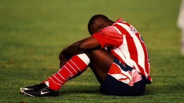 Atletico Madrid's Jimmy Floyd Hasselbaink sits dejectedly on the turf after his team lost 2-1 (Photo by Adam Davy/EMPICS via Getty Images)