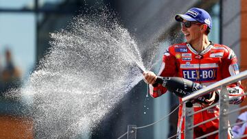 Jorge Lorenzo celebra la victoria en MotorLand 2017 con Ducati. 