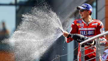 Jorge Lorenzo celebra la victoria en MotorLand 2017 con Ducati. 