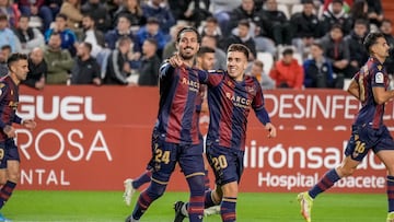 Campaña celebra un gol del Levante ante el Albacete.