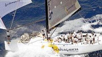 <b>ROZA LA VICTORIA.</b> La segunda regata del día fue decisiva para que el 'Caixa Galicia' dejará casi visto para sentencia el triunfo final haciéndose con la victoria en la prueba.