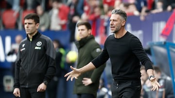 PAMPLONA, 07/03/2026.- El entrenador del RCD Mallorca, Martín Gastón Demichelis, da instrucciones a sus jugadores durante el partido de Liga que Osasuna y Mallorca disputan este sábado en el estadio de El Sadar, en Pamplona. EFE/Jesús Diges