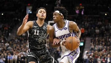 Bryn Forbes defiende a De'Aaron Fox durante un partido contra los Kings en su etapa en San Antonio Spurs.