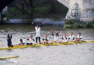 28 de Marzo de 1987, la tripulación de la Universidad de Oxford celebra la victoria tras completar la carrera en 17 minutos y 58 segundos.