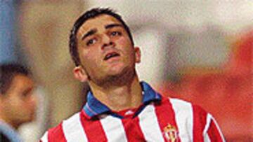 <b>YA HA JUGADO JUNTO A FERNANDO TORRES.</B> David Villa coincidió con Fernando Torres en un partido de la Selección Sub-21 ante Andorra. Si finalmente se concretara su fichaje por el Atlético, el Niño, el Guaje y Jorge formarían la delantera con más futuro de todo el fútbol español. Torres ya sabe de su calidad.