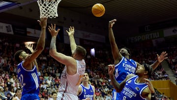 Andrés Feliz atrapa un rebote rodeado por Tavares, Geben, Hezonja y Okeke.