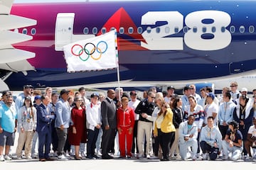 Las autoridades locales posan en el aeropuerto de Los Ángeles tras la llegada, este martes, de la bandera olímpica.