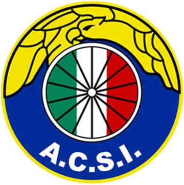 Audax es uno de los clubes más antiguos que mantiene su escudo desde la década de los cuarenta. Hasta ese momento, el emblema del equipo era el escudo de la familia real italiana, los Saboya. La desparecer la monarquía, cambia el escudo.