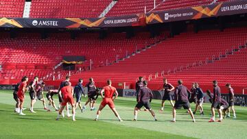 Entrenamiento del Sevilla a puerta cerrada.