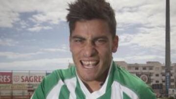 <b>FELIZ. </b>Agra posa para AS con la camiseta del Betis y se señala el que será su escudo a partir de junio.