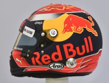 Lateral del casco del piloto holandés Max Verstappen de Red Bull.