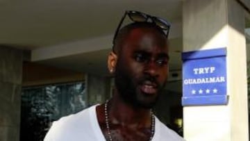 <b>A LA ESPERA.</b> Quincy Owusu Abeyie, ayer en la puerta del Tryp Guadalmar.
