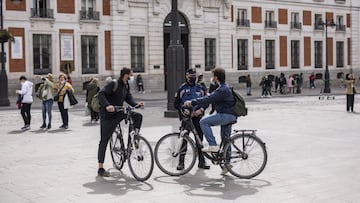 Varias personas en la puerta del Sol, en Madrid (Espa&ntilde;a), a 26 de marzo de 2021. Un total de 4.818 efectivos de las Fuerzas y Cuerpos de Seguridad del Estado (FCSE) se desplegar&aacute;n esta Semana Santa en la Comunidad de Madrid para realizar las