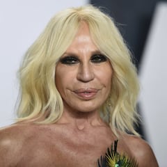 Donatella Versace reaparece irreconocible