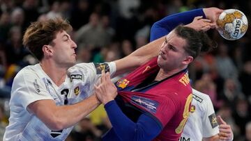 Briet, del Nantes, y Luis Frade (d), del Barcelona, durante el partido.
