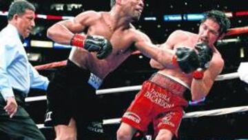 <b>ZURDA LETAL. </b>La toalla vuela desde la esquina de Margarito en el noveno round. Había que parar el castigo de la zurda de Mosley.