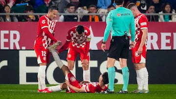 Girona, 15/03/2025. El centrocampista del Girona Iván Martín recibe atención durante el encuentro correspondiente a la jornada 28 de Laliga EA Sports que disputan hoy sábado Girona y Valencia en el estadio Montilivi de la capital gerundense. EFE/David Borrat.