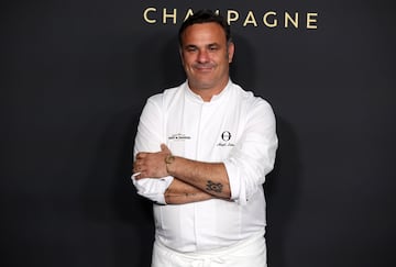 El chef Ángel León asiste a la velada  Moët & Chandon Effervescence organizada para celebrar la Navidad, en el Palacio de Cibeles de Madrid. Es el chef encargado de elaborar el menú que se sirve en la fiesta.