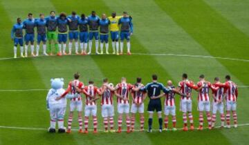 Minuto de silencio para conmemorar el 25 ° aniversario de la tragedia de Hillsborough antes del partido de la Premier League entre el Stoke City y el Newcastle United en el Britannia Stadium.