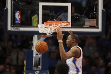 Kevin Durant machaca el aro.