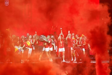 Las futboilistas de la Selección bailan mientras Ivana Andrés levanta el trofeo de la Copa del Mundo.