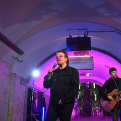 U2′s Bono and The Edge play improv show in Kyiv metro