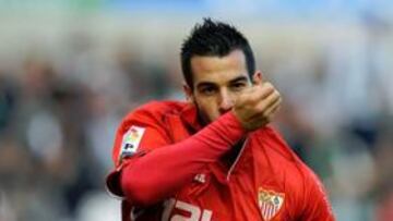 <b>EN RACHA. </b>Álvaro Negredo, que será titular el sábado, posa con las camisetas del Almería y del Sevilla en la Ciudad Deportiva.