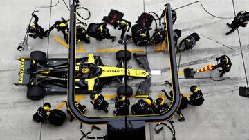 SHANGHAI, CHINA - APRIL 14: Nico Hulkenberg of Germany driving the (27) Renault Sport Formula One Team RS19 makes a pitstop for new tyres during the F1 Grand Prix of China at Shanghai International Circuit on April 14, 2019 in Shanghai, China. (Photo by Mark Thompson/Getty Images)