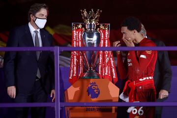 Este miércoles Liverpool y todos sus aficionados por el mundo vivieron un momento especial, pues levantaron por fin el trofeo de la Premier League.