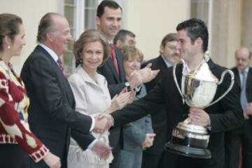 David Cal recibe de manos de Don Juan Carlos I el premio al mejor deportista del año en 2005.
