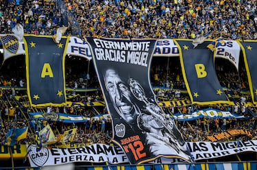 Aficionados de Boca Juniors muestran pancartas en honor al difunto entrenador de su equipo, Miguel Russo, antes de un partido entre Boca Juniors y Belgrano en la Bombonera. Russo falleció el 8 de octubre de 2025, a la edad de 69 años.