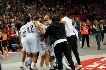 Los jugadores del Real Madrid celebrando su victoria en la final de la Euroliga de Baloncesto entre Olympiacos Piraeus y Real Madrid en Kaunas, Lituania.