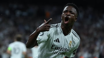 MADRID, 22/10/2024.- El delantero brasileño del Real Madrid Vinicius Jr. celebra su gol, segundo del equipo blanco, durante el encuentro correspondiente a la fase regular de la Liga de Campeones entre Real Madrid y Borussia Dortmund, este martes en el estadio Santiago Bernabéu, en Madrid. EFE/ Kiko Huesca