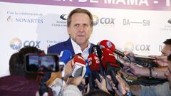 Schuster atiende a la prensa. 