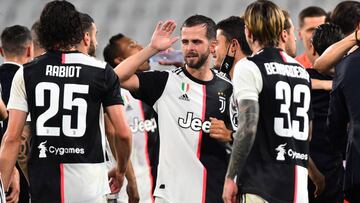 Pjanic, con sus compa&ntilde;eros de la Juventus.