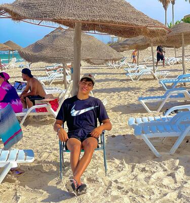 Imane Khelif nació el 2 de mayo de 1999 (25 años) en Tiaret, Argelia. Ha representado a Argelia en los Juegos Olímpicos de Japón 2020 y en los actuales de París 2024. También representó a su país en el Campeonato Mundial de Boxeo Femenino AIBA 2019, en el Campeonato Mundial de Boxeo Femenino IBA 2022 y, fue descalificada antes de su pelea por el oro en el Campeonato Mundial de Boxeo Femenino IBA 2023 por altos niveles de testosterona. 