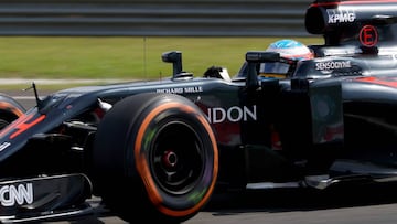 Alonso con el McLaren en Sepang.