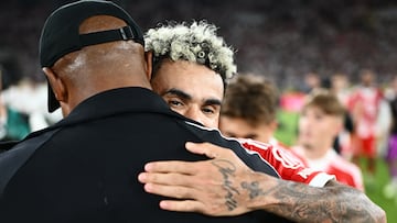 STUTTGART, GERMANY - AUGUST 16: Vincent Kompany, Head Coach of Bayern Munich is embraced by Luis Diaz of Bayern Munich following the Franz-Beckenbauer-Supercup 2025 match between VfB Stuttgart and FC Bayern München at MHPArena on August 16, 2025 in Stuttgart, Germany. (Photo by S. Mellar/FC Bayern via Getty Images)
