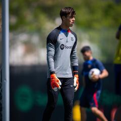 Who was the American goalkeeper on the bench for Barcelona against Cádiz in LaLiga?