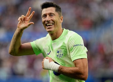 Barcelona's Polish forward #09 Robert Lewandowski celebrates after scoring a hat-trick during the Spanish league football match between Deportivo Alaves and FC Barcelona at the Mendizorroza stadium in Vitoria on October 6, 2024. (Photo by Cesar Manso / AFP)