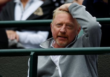 El pasado 29 de abril, Boris Becker fue condenado a dos años y seis meses de prisión por un tribunal en Londres. Los jueces consideraron que el alemán ocultó una propiedad en su localidad natal, Leimen, transfirió sin permiso sumas elevadas de dinero a otras cuentas y no declaró su participación en una empresa de inteligencia artificial y una deuda de un préstamo. Todo por un valor aproximado de tres millones de euros, para evitar hacer frente a unos débitos que ascienden a 60 millones. Ese mismo viernes, Becker ingresó en la prisión de Wandsworth (que está a tan solo 15 minutos del All England Tennis Club, donde Becker ganó tres de sus seis Grand Slam), donde el alemán permanecerá al menos un año y medio, con posibilidad de salir luego con libertad condicional.