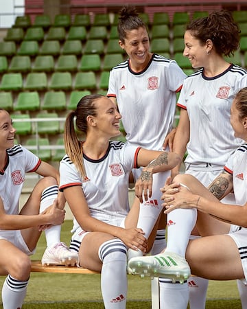 La segunda equipación de España se trata de una camiseta blanca, con diseño frontal y cuello redondo con detalles en rojo y azul marino. Ha sido también diseñada por las jugadoras durante los distintos encuentros que se han desarrollado con Adidas y los responsables de la RFEF. 