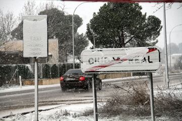 Un coche circula por una carretera nevada este jueves en Ciudad Real donde desde las 2:30 horas se han registrado importantes precipitaciones en forma de nieve. 