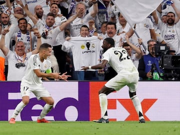 3-2. Lucas Vázquez celebra el tercer tanto que marca en el minuto 82 de partido. En la imagen, con Antonio Rüdiger.