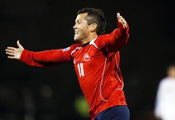 En su único partido en la Roja, con apenas 31 minutos en cancha, anotó un gol en un amistoso ante Paraguay en 2009.