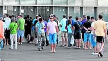 <b>DÍA DE COLAS. </b>Ayer casi se agotó el papel. Quedan las más caras.