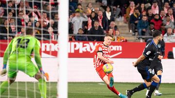 El centrocampista ucraniano del Girona, Viktor Tsygankov remata ante el defensa del Atlético de Madrid, Mario Hermoso.