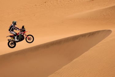 Adrien Van Beveren de Monster Energy Honda HRC en acción durante la décima etapa.