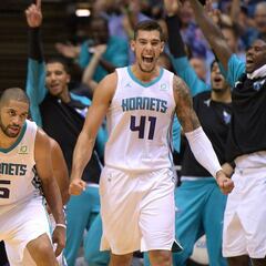 Willy marca territorio: 16 puntos y 10 rebotes en 17 minutos